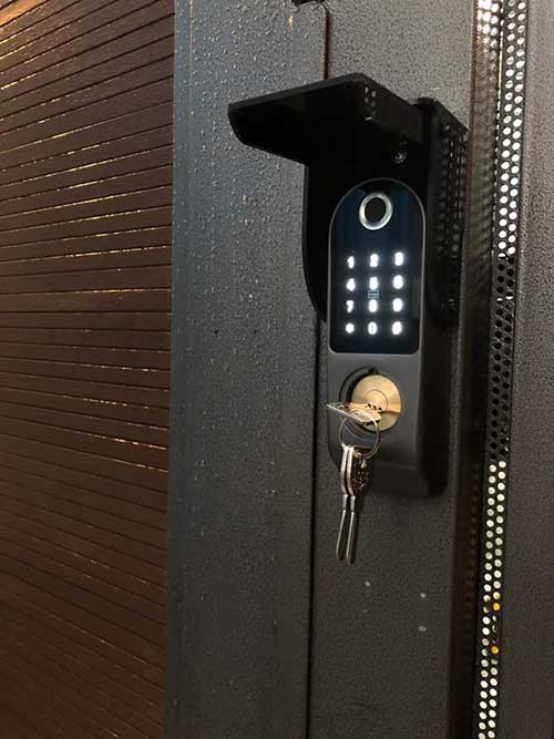 Nên chọn khóa vân tay hay khóa từ cho cổng sắt